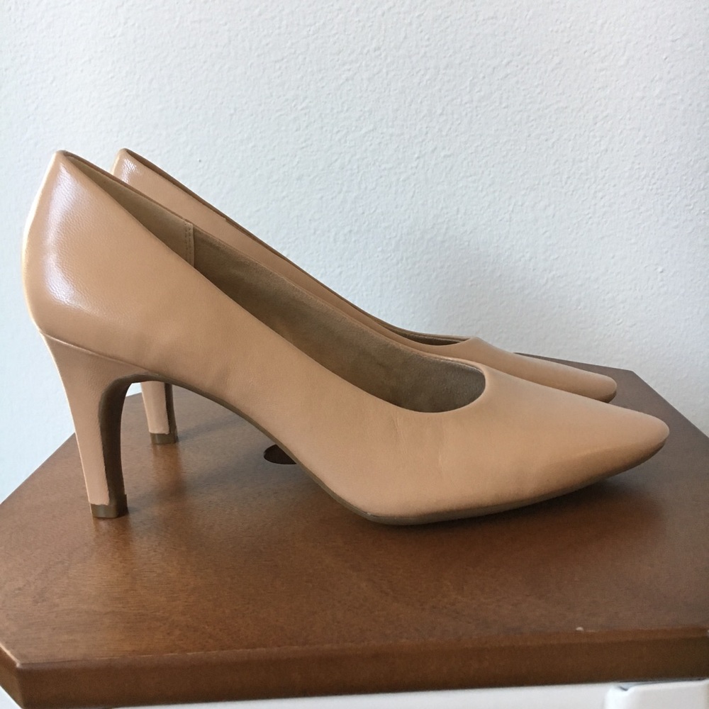 NUDE PUMPS